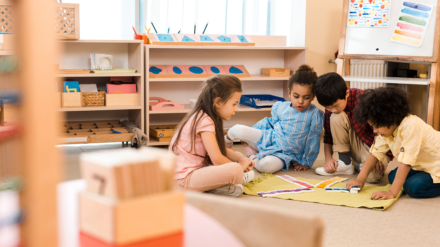 https://www.chicco.it/dw/image/v2/BJJJ_PRD/on/demandware.static/-/Sites-Chicco-Italy-Library/it_IT/dw3054e13f/site/13-Consigli/Articoli/Sviluppo/Metodo Montessori/metodo_montessori.jpg